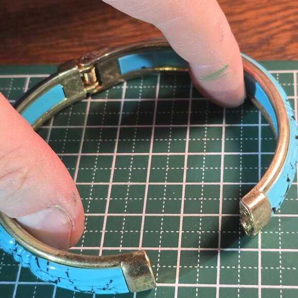 Vintage faux turquoise clamper hinge bangle bracelet. (goldtone hardware) - Picture 2 of 8